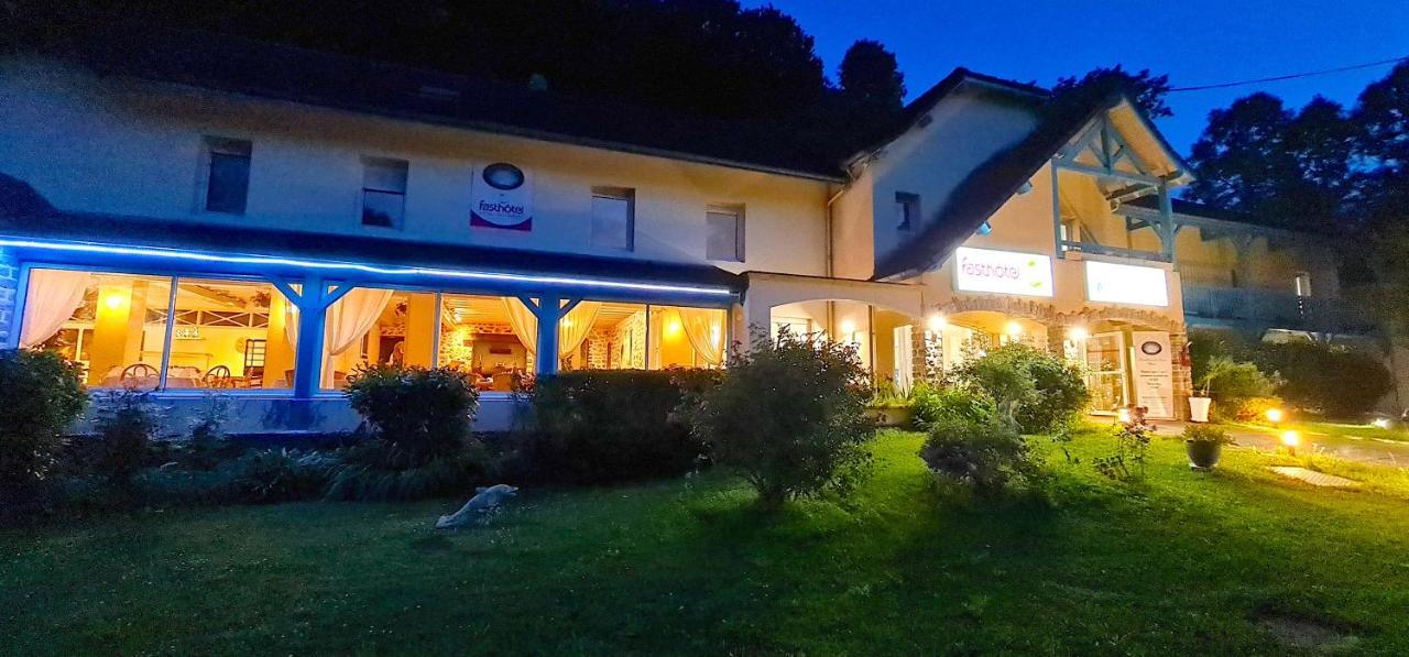 Fasthotel Oloron Hostellerie Du Paon Blanc Lurbe-Saint-Christau Exterior photo