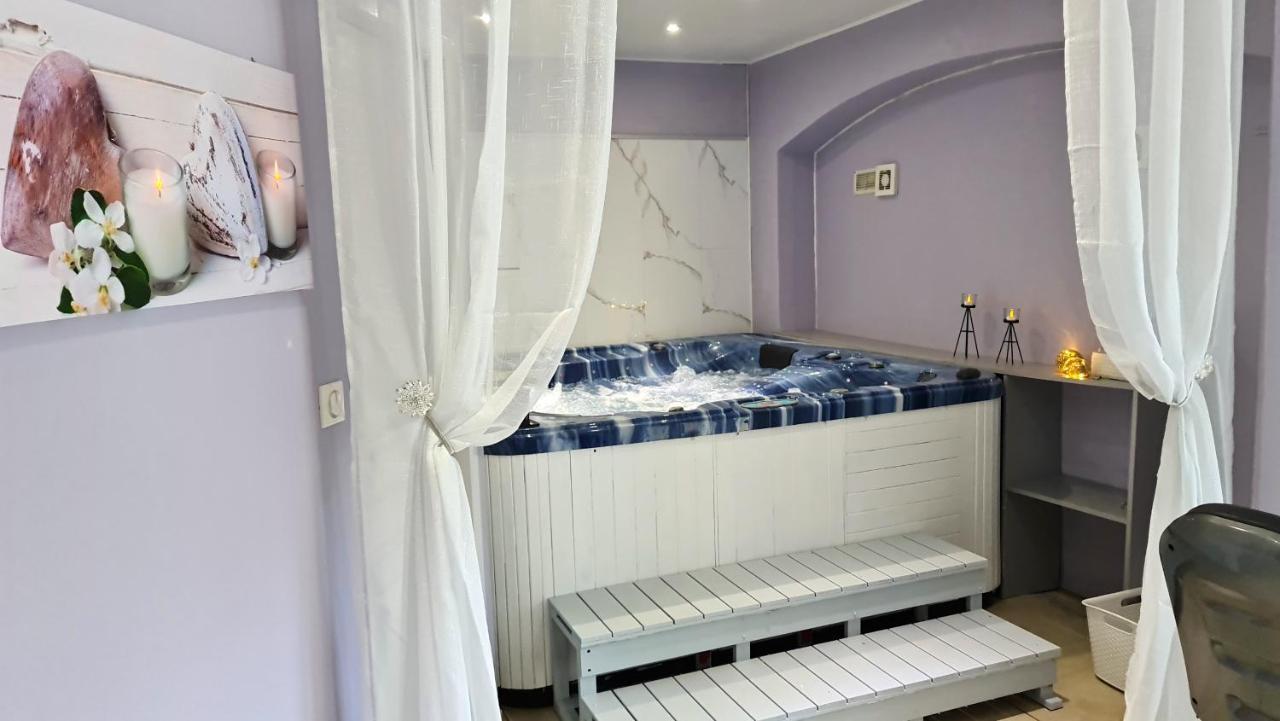 Fasthotel Oloron Hostellerie Du Paon Blanc Lurbe-Saint-Christau Exterior photo